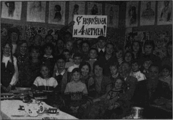 В новоселье снялись на память (в нижнем ряду В.С. Гребенников с внуком Борей). Фото С. Инкижиновой, 1995 г.
