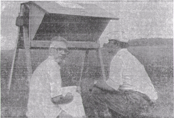 В.С. Гребенников с сыном Сергеем Викторовичем возле улья пчел-листорезов, 1990 г.
