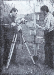 В.С. Гребенников  (справа) и оператор Ю. Сорокин снимают многосекционный наземный шмелевник для фильма <q>Шмелиные холмы</q>, 1971 г.