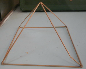 Каркас пирамиды из восьми соломин