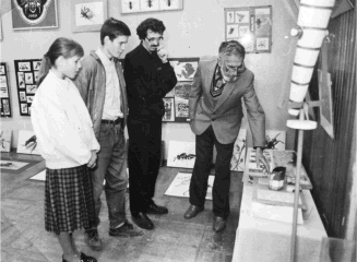 В.С. Гребенников показывает музей Подистовым. Фото Ю. Бурды, 1997 г.