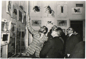 В.С. Гребенников проводит экскурсию в музее. Конец 70-х годов ХХ столетия.