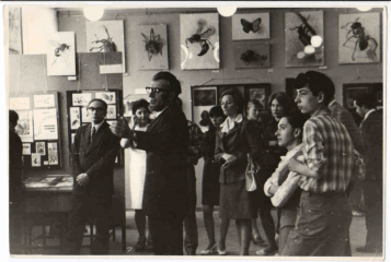 В.С. Гребенников проводит экскурсию в музее с учениками школы н.г. СО ВАСХНИЛ (ныне п. Краснообск). Конец 70-х гг. ХХ столетия.